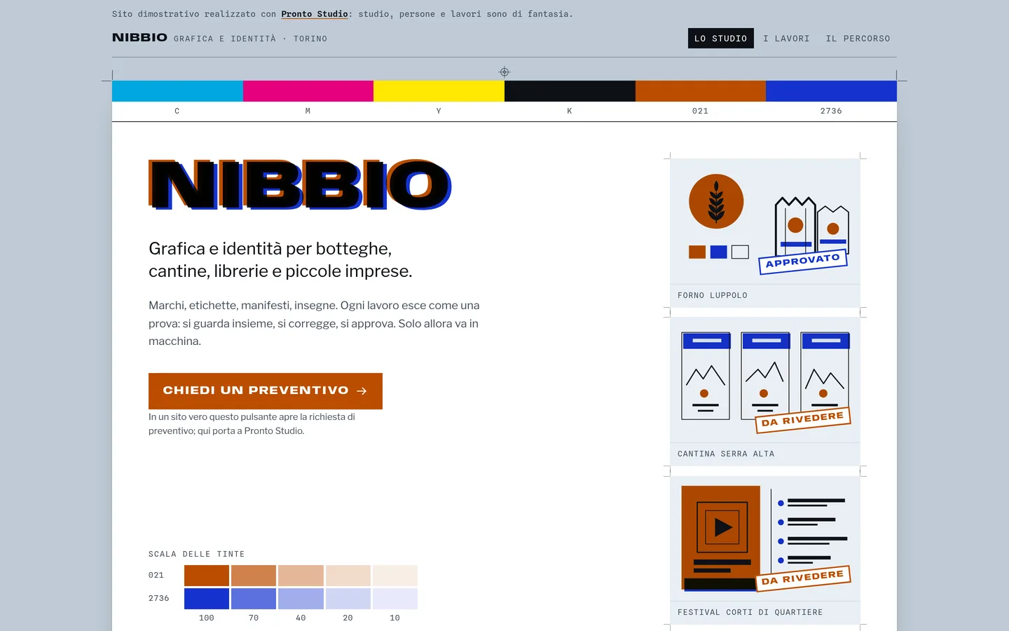 Anteprima di Nibbio: un foglio di prova con la barra colori in alto, il marchio NIBBIO stampato fuori registro e tre prove timbrate «Approvato» e «Da rivedere».